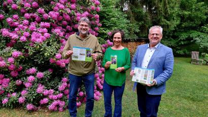 Bild: Christiane Pracht/exb
Die BN-Vorstandsmitglieder Peter Pracht und Daniela Glasow-Kalischek (von links) stellen mit Oberbürgermeister Andreas Feller einen Flyer vor, der Tipps für einen naturnahen garten gibt.