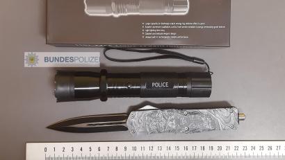 Bild: Bundespolizei Waidhaus/exb
Einen Elektroschocker und ein Springmesser musste ein 30-Jähriger einer Bundespolizeistreife aus Bärnau überlassen.