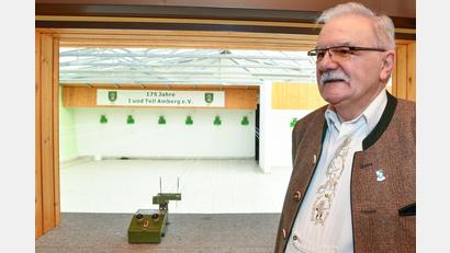 Bild: Petra Hartl
Roland Nimmerrichter in der Schießanlage von I und Tell Amberg. Seit 8. April existiert der zweitälteste Schützenverein der Stadt nicht mehr.