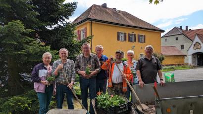 Bild: Anita Hartmann/exb
Mitglieder des Obst- und Gartenbauvereins kümmern sich um den Blumenschmuck (von links): Grete Schwemmer, Thomas Görlich, Vorsitzender Helmut Wegele, Andreas Graf, Norbert Jann, Ingrid Hackel und Georg Nagler.