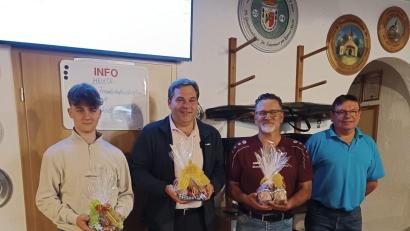 Bild: Schöpf/exb
Die Sieger beim Freundschaftsschießen (von links): Hannes Schinhammer, Markus Schinhammer, Manfred Rauscher (Schützenmeister Tanzfleck) und Karl-Heinz Schöpf (Schützenmeister Gressenwöhr).