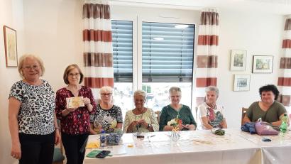 Bild: Gutwein/exb
Die Teilnehmerinnen am Ursensollener "Nadelgeklapper" spenden für das SkF-Frauenhaus.
