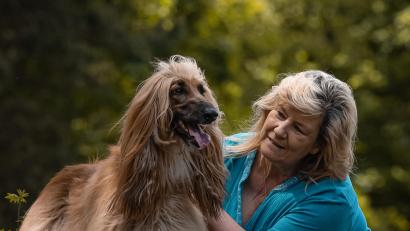 Bild: Kerstin Schneider
Cornelia Wild, Zweite Vorsitzende des Landesverband Franken/Oberpfalz, mit einem roten afghanischen Windhund.