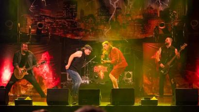 Archivbild: Michael Döbele
AC/DX. bei einem Konzert auf der Bühne. Die aktuelle Besetzung besteht seit rund drei Jahren.