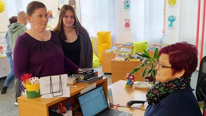 Bild: ld
Gerne kümmert sich Büchereiteam-Chefin Antje Fröbrich um die Kunden, berät sie und erledigt die nötigen Formalitäten.