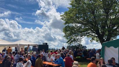 Bild: ror
Das Dreifaltigkeitsfest am Sonntag lockt bei herrlichem Wetter viele Gläubige auf die Muglhofer Höhen, den höchsten Aussichts-Punkt der Stadt Weiden.