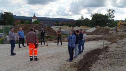 Bild: Houschka
In Dürnsricht wird das "Baugebiet Mitte" erschlossen. Der Fensterbacher Gemeinderat verschafft sich bei einer Ortsbesichtigung Eindrücke vom Arbeitsfortgang, der voraussichtlich im September abgeschlossen sein wird.