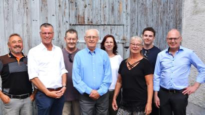 Bild: fdl
Neben den Familienmitgliedern gratuliert auch Bürgermeister Hermann Falk (Zweiter von links) dem Jubilar Ludwig Schlosser (Vierter von links) zum 85. Geburtstag.