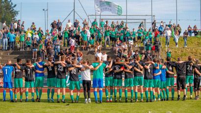 Bild: Alexander Bloch
Die Fans des FC Weiden-Ost feierten in Ruhmannsfelden die Qualifikation für die zweite Runde der Landesliga-Relegation. Am Mittwoch in Parsberg wird erneut ein stimmgewaltiger Weidener Anhang die Mannschaft unterstützen.