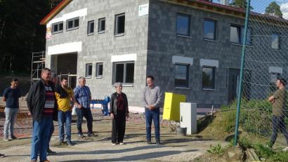 Bild: Houschka
Die weitere Finanzierung dieses Projekts, das in der Haushaltsverabschiedung zur Debatte gestanden wäre, muss zunächst warten. Die Debatte wurde vertagt, doch als sicher gilt, dass die Neugestaltung des gemeindlichen Bauhofs so weiter läuft wie vorgesehen. Der Gemeinderat hatte wenige Tage vor seiner Haushaltssitzung der Baustelle nahe Knölling einen Besuch abgestattet.