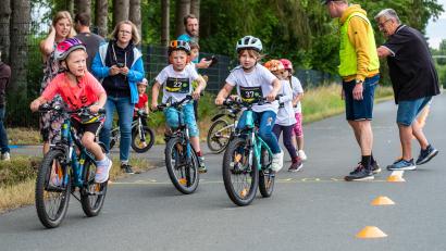 Archivbild: fpoz
Eltern und Betreuer beim Anfeuern ihrer Schützlinge bei einem der bisherigen Cube-Kindertriathlons. Die neunte Auflage steht am 6. Juli an.