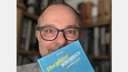 Bild: Sarah Goldschmidt
Martin Stangl mit seinem Wörterbuch.