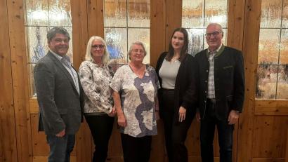 Bild: Anja Weigl/exb
Narrhalla-Präsident Jürgen Mühl mit den Jubilaren Helga Keck (Vizepräsidentin), Rosa Tischner, Samira Scherbel und Heinz Donhauser.