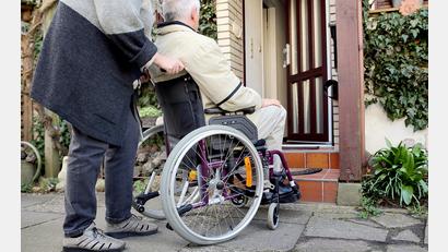 Symbolbild: Mascha Brichta/dpa
Kleine und große Hindernisse erschweren das Leben bei Behinderungen. Mit der Beseitigung von Mängeln im öffentlichen und privaten Raum hat sich der Landkreis Tirschenreuth viel vorgenommen.