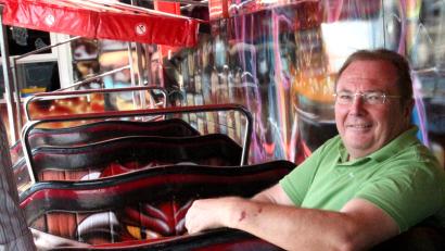 Bild: Hirsch
Festwirt Gerhard Böckl wirbt beim Schwandorfer Volksfest mit familienfreundlichen Preisen.