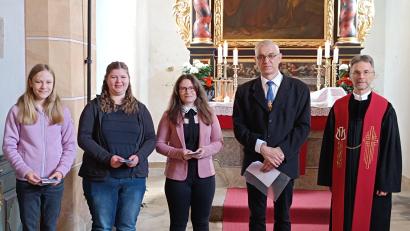 Bild: Rosemarie Uschold
Obmann Hubert Grill (Zweiter von rechts) überreichte den Jungbläserinnen Isabella Ay, Maria Dreyer und Corinna Rylke den Mitgliedsausweis und die bronzene Bläsernadel.