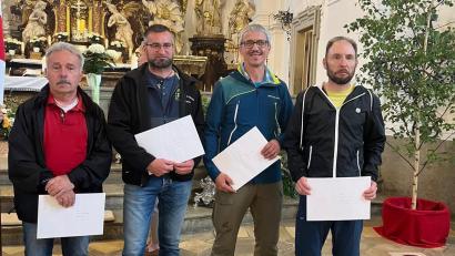 Bild: ct
Bereits in der Basilika Gößweinstein werden Pilger für vielfache Teilnahme mit einer Urkunde ausgezeichnet (von links): Peter Andraschko (30 Mal), Stefan Stubenvoll (10), Pilgerführer Edmund Heldmann (25) und Hubert Streit (35).