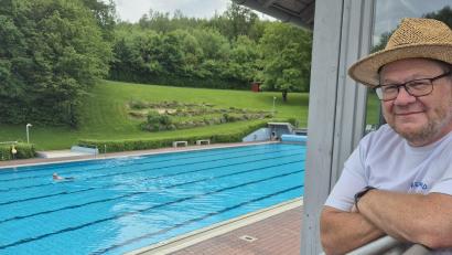 Bild: Lowak
Bademeister Peter Faget hat ein wachsames Auge auf die ersten Schwimmer, die am Mittwoch im Freibad Windischeschenbach ihre Bahnen ziehen.
