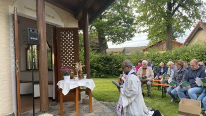 Bild: Markus Scharnagl/exb
Pfarrer George Parankimalil zelebrierte die Andacht zum 25-jährigen Bestehen der Kapelle "Maria Rosenkranzkönigin" in Querenbach.