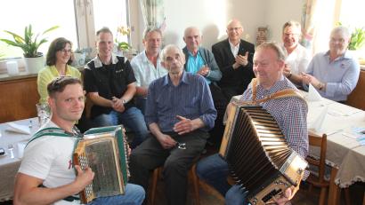 Bild: frd
Georg Süß (vorne, Mitte) feiert im Kreise seiner Familie und Freunde seinen 80. Geburtstag. Seinem Spitznamen "Löffl-Girgl" macht er dabei alle Ehre.