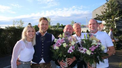 Bild: Laila Ilg/exb
Lisa und Andreas Hiltner (von links) ehrten mit Alois Hiltner (Zweiter von rechts) die Mitarbeiter Jürgen Klebl (37 Jahre) und Josef Klebl (41 Jahre).