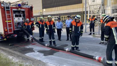 Bild: Werkfeuerwehr Pilkington/exb
Die Leistungsprüfung der Werkfeuerwehr Pilkington Weiherhammer. Die Mitglieder absolvierten die Prüfung souverän.