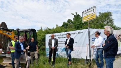 Archivbild: Petra Hartl
Ende Mai 2023 herrschte noch gute Stimmung: Vor genau einem Jahr traf sich der damalige Bürgermeister Michael Göth (Zweiter von links) zum Spatenstich mit DGA-Geschäftsführer Rainer Piroth. Doch die Tiefbaufirma ist auf Tauchstation, auch ihr Chef Piroth ist seit Monaten nicht mehr für Anfragen erreichbar.