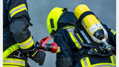 Symbolbild: David Inderlied/dpa/Symbolbild
Feuerwehrleute bereiten einen Löschangriff vor. In einem Kindergarten in Creußen im Landkreis Bayreuth hat es gebrannt.