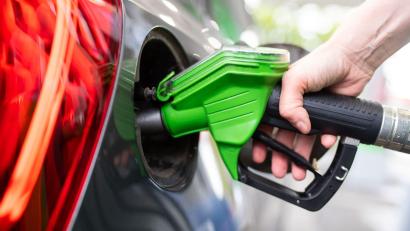 Bild: Sven Hoppe/dpa
Ab Mittwoch darf der klimaschonende HVO100-Diesel an deutschen Tankstellen verkauft werden.