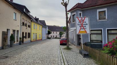 Bild: rti
In Bad Neualbenreuth wird mit großen Hinweistafeln an der Straße vom Marktplatz (Bild) Richtung Tirschenreuther Straße auf die Sperrung der Staatsstraße 2174 hingewiesen.