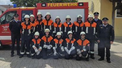 Bild: Leah Schwarz/exb
Aktive der Feuerwehr Hiltersdorf absolvieren eine Leistungsprüfung.