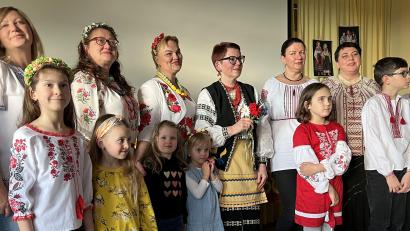 Bild: Heike Unger
Im Amberger Sozialzentrum der Caritas Amberg-Sulzbach feierten Ukrainer den "Tag von Wyschywanka". Die Idee dazu hatte die gebürtige Ukrainerin Irina Huber (hinten, Vierte von links).