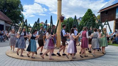 Bild: u
Traditioneller Höhepunkt ist das Baumaustanzen durch die 18 Kirwapaare. Unter anderem legen sie einen perfekten Sterntanz aufs Parkett, für den es Riesenbeifall gab.