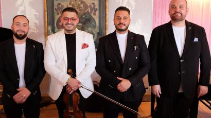 Bild: do
Der Geiger Lajos Sárközi Junior (Zweiter von links.) steht mit seiner Kapelle für die alte Tradition der Roma-Musik. Am Sonntag schöpfte das Ensemble in Speinshart aus einem imponierenden Repertoire ungarischer Volksmusiktradition. Für das Publikum im überfüllten Musiksaal des Klosters Speinshart ein köstlicher Musiknachmittag mit feurigem Programm.