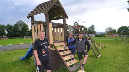 Bild: fvo
Dominik Eiser (rechts) nach getaner Arbeit mit der FSV-Führung, Peter Sollfrank (links) und Josef Gollwitzer.