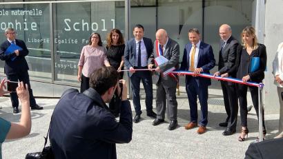 Bild: Heiner Nachtmann/exb
Ein wichtiger Programmpunkt des Besuchs der Weidener Delegation in Issy-les-Moulineaux war die Einweihung eines Kindergartens, der den Namen Sophie Scholl trägt. Issys Bürgermeister André Santini (Mitte) schneidet zusammen mit seinem Amtskollegen Jens Meyer das Band durch.