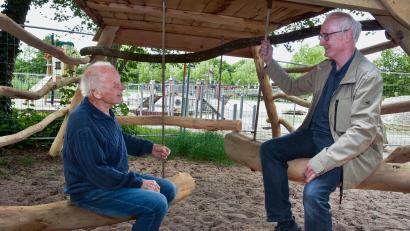 Bild: Stephan Huber
Im Herzen sind sie jung geblieben und verstehen, was sich Kinder wünschen. Eckart Brandau (links) und Bernhard Frank im neuen Schaukel-Spiel-Turm am Piratenspielplatz.