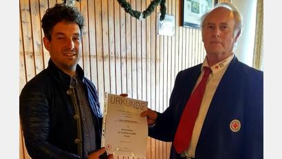 Bild: BRK Wiesau/exb
Michael Dutz (links) mit Wilfried Arnold, der 19 mal als Kursleiter im Einsatz war. Für seinen langjährigen Dienst als Ausbilder wurde ihm das Ehrenzeichen in Gold verliehen.