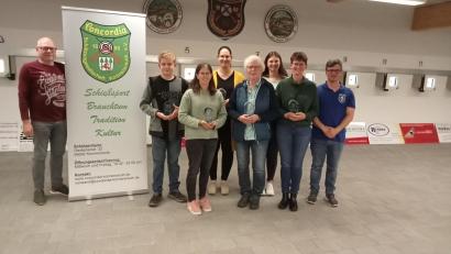 Bild: Max Bindl/exb
Die Konnersreuther Luftgewehr-Meistermannschaft mit Vorsitzendem Martin Dietz, Michael Bauer, Christina Fellner, Corinna Wohlrab, Sigrid Haberkorn, Franziska Rosner, Astrid Rosner und Schützenmeister Martin Fellner (von links).