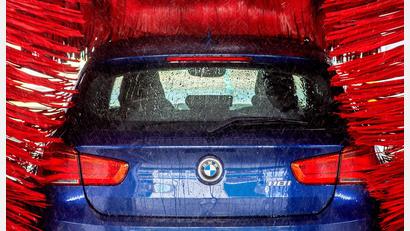 Bild: Hauke-Christian Dittrich/dpa
Egal, ob Waschbox oder Waschstraße: Eine Vorwäsche ist immer sinnvoll, um den Autolack zu schonen.