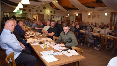 Bild: bnr
Das Interesse an der Kommunalpolitik ist in Stulln ziemlich groß. Zahlreiche Besucher folgten den Ausführungen des Bürgermeisters im Saal des Gasthauses Bodensteiner.