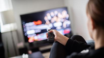 Bild: Daniel Reinhardt/dpa
Antenne, Satellit oder Streaming: Mieterinnen und Mieter können ab 1. Juli frei über ihren Empfangsweg entscheiden. (zu dpa: «Nebenkostenprivileg entfällt: Das sollten Mieter dazu wissen»)