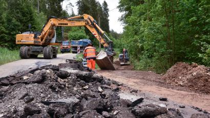 Bild: Stephan Huber
Nachdem das Wasser eine Straße im Hainthal unterspült hat, wird sie aktuell repariert.
