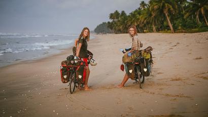 Bild: Hannah Schröder/dpa
Hannah (links) und Greta Schröder an einem Strand in Ghana.