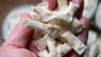 Bild: Robert Michael/dpa/Illustration
Ein Mann hält tabakfreie Nikotinbeutel in der Hand.