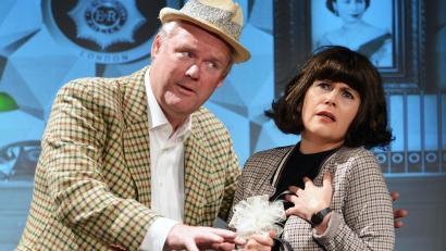 Bild: Contra-Kreis-Theater Bonn/exb
Michaela Schaffrath und Stefan Keim spielen "Der Mönch mit der Klatsche" in Weiden.