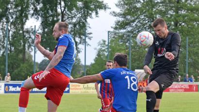 Bild: Gebert
Der FC Tirschenreuth II spielt auch in der kommenden Saison in der Kreisklasse. Beim 4:1-Sieg gegen den ASV Wunsiedel II erzielte Manuel Dürbeck (rechts) zwei Treffer.