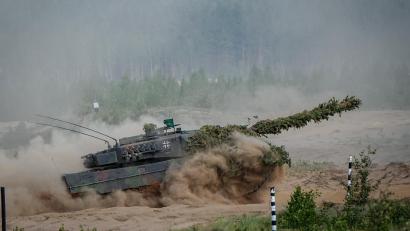 Bild: Kay Nietfeld
Ein Leopard 2 Kampfpanzer der Bundeswehr bei der Abschlussübung zur Quadriga 2024. In Litauen waren auch die Leoparden des Pfreimder Panzerbataillons im Einsatz.