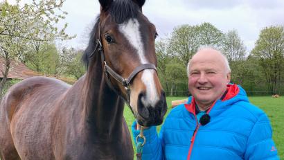 Bild: RTL
Reitlehrer Heiner (70) kommt aus der Oberpfalz und möchte sich in der RTL-Sendung "Bauer sucht Frau" verlieben.