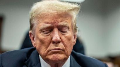 Bild: Mark Peterson/POOL New York Magazine/AP/dpa
Trump droht eine mehrjährige Freiheitsstrafe, die auch zur Bewährung ausgesetzt werden könnte, oder eine Geldstrafe.